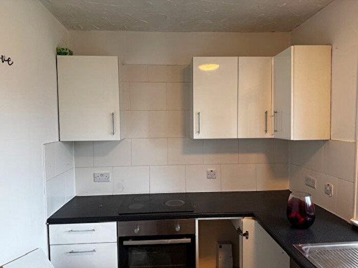 2 Bedroom Flat To Rent In Belle Isle Parade, Leeds, West Yorkshire, LS10