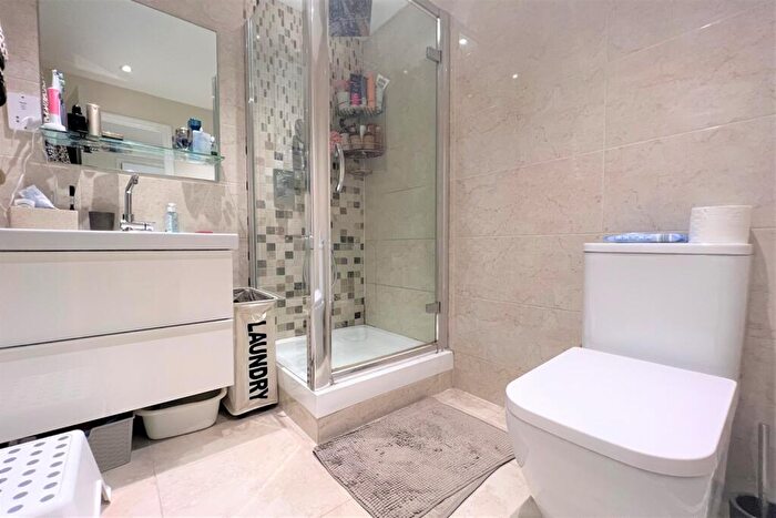 2 Bedroom Apartment To Rent In Inverness Mews, E16