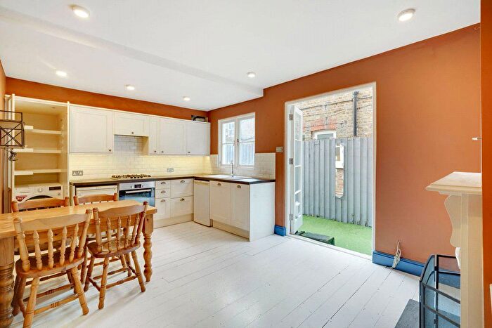 2 Bedroom Flat To Rent In Oaklands Grove, London, W12