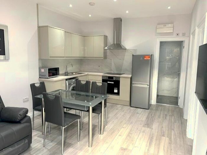 2 Bedroom Flat To Rent In Fife Road, Kingston Upon Thames, KT1