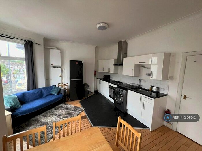 3 Bedroom Maisonette To Rent In Wightman Road, London, N8