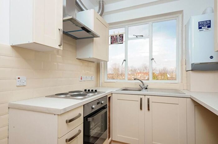 3 Bedroom Flat To Rent In Park Court, Balham Park Road, London, SW12