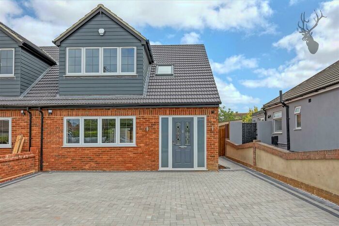 4 Bedroom House To Rent In Briscoe Road, Rainham, RM13