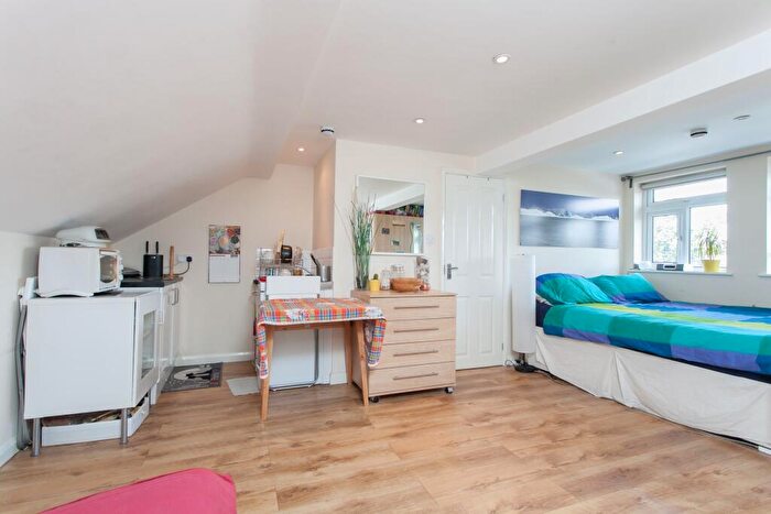 Studio To Rent In Golders Green Road, London, NW11