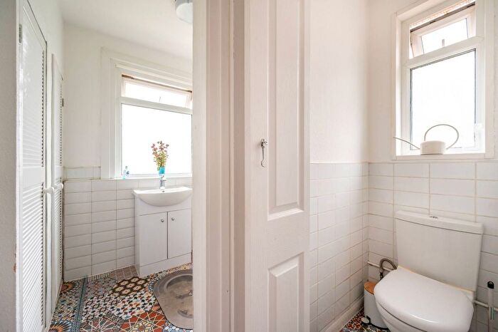 1 Bedroom Flat To Rent In Waverley Road, Walthamstow, London, E17