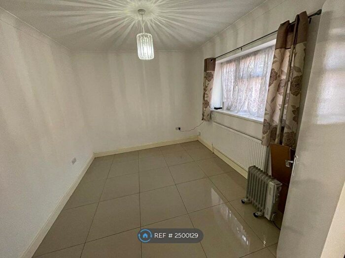 Studio To Rent In Albert Road, Ilford, IG1