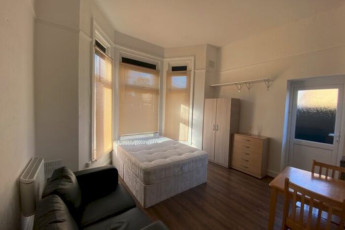 1 Bedroom Studio To Rent In Ilford, IG1