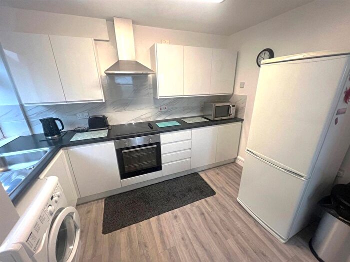 2 Bedroom Flat To Rent In Marine Parade East, Lee-On-The-Solent, PO13