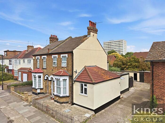 2 Bedroom Maisonette For Sale In Layard Road, Enfield, EN1
