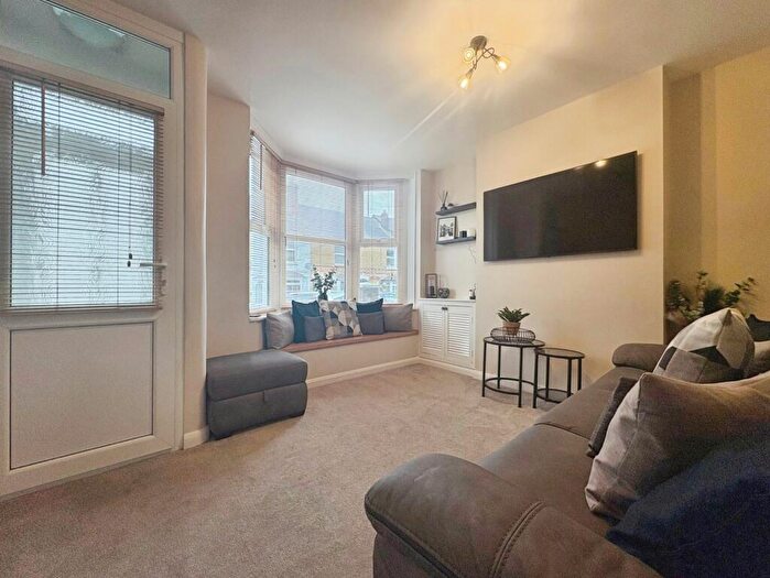 3 Bedroom Terraced House For Sale In Kings Road, East Cowes, Isle Of Wight, PO32