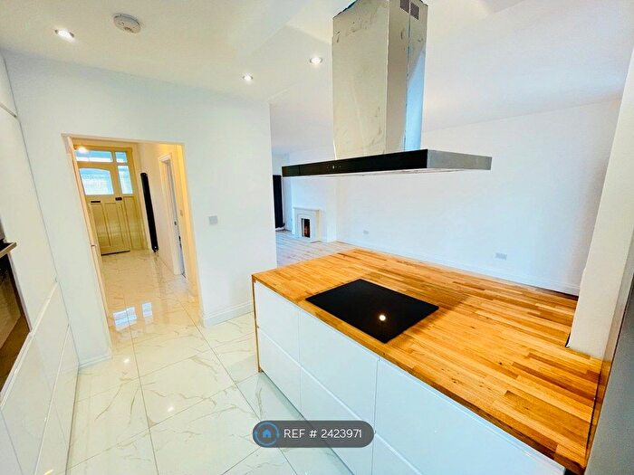 3 Bedroom Semi-Detached House To Rent In Grove Road, London, N12