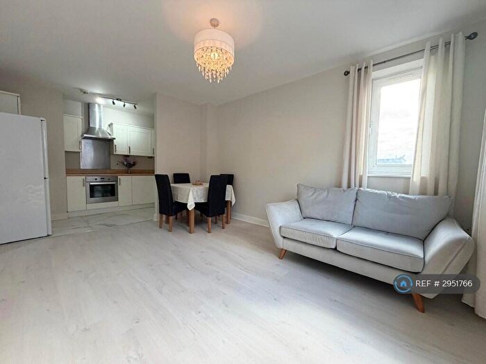 2 Bedroom Flat To Rent In French Court, Southampton, SO14