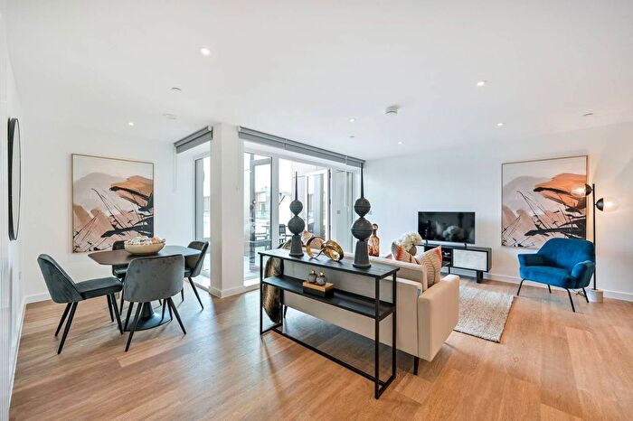 2 Bedroom Flat To Rent In King Court, Walton-On-Thames, KT12