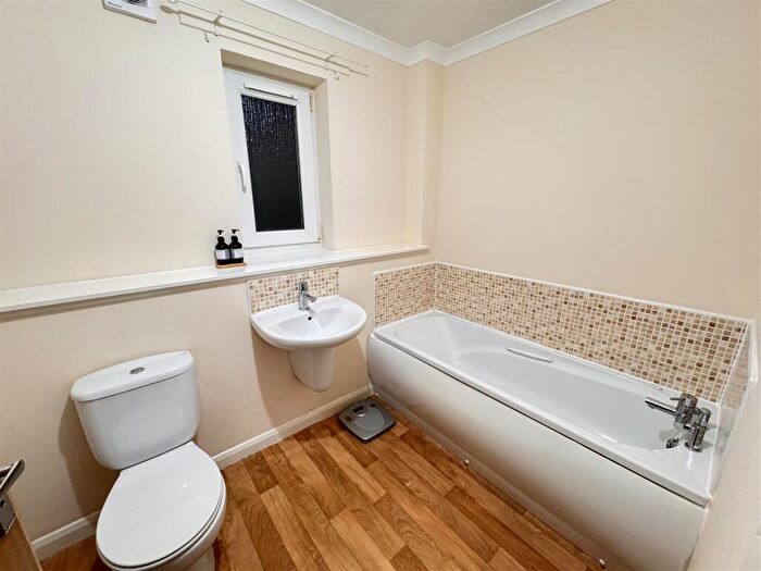 2 Bedroom Flat To Rent In Caledonian Gate, Coatbridge, ML5