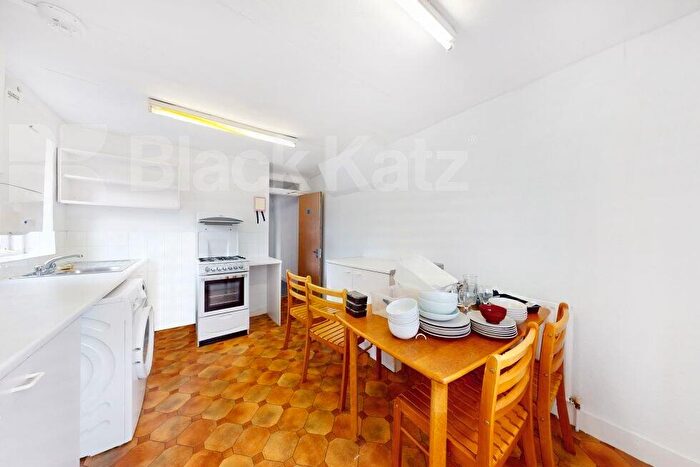 2 Bedroom Flat To Rent In Sydney Road, Turnpike Lane, N8