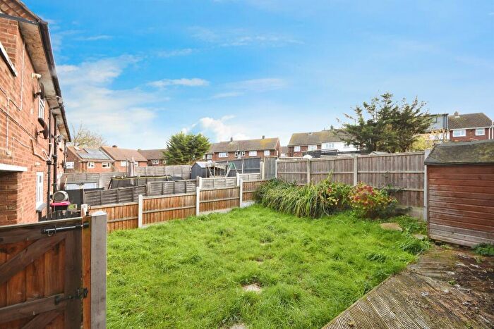 2 Bedroom Flat For Sale In Cheddar Avenue, Westcliff-On-Sea, SS0