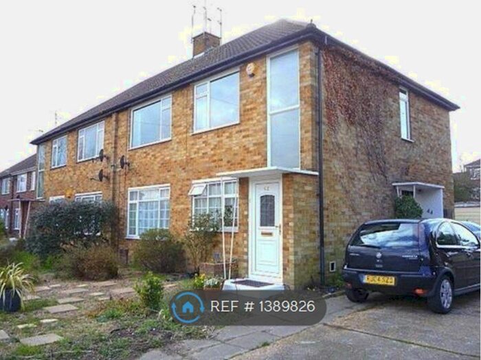 2 Bedroom Maisonette To Rent In Oak Way, Feltham, TW14