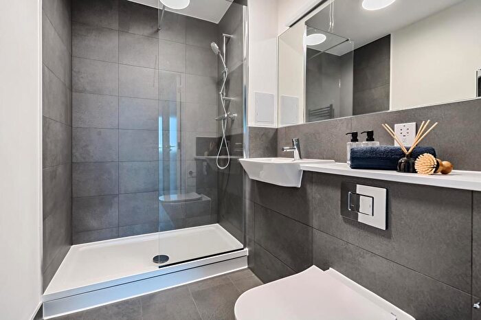 2 Bedroom Flat To Rent In New Road Triangle, Feltham, TW14