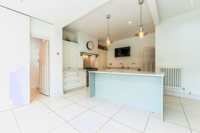 4 Bedroom Detached House To Rent In North Road, West Bridgford, NG2