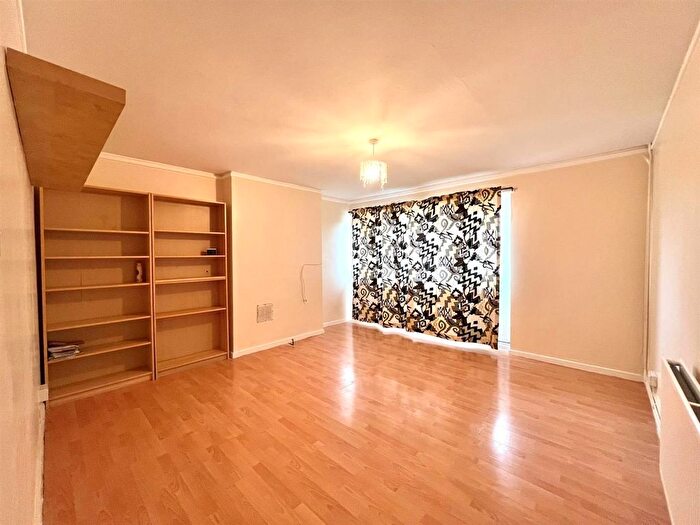 3 Bedroom Flat To Rent In Villiers Close, London, E10