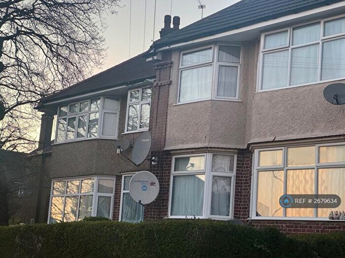 2 Bedroom Maisonette To Rent In Oak Tree Dell, London, NW9