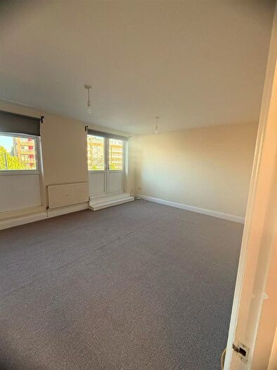 3 Bedroom Flat To Rent In High Road, Leyton, London, E10