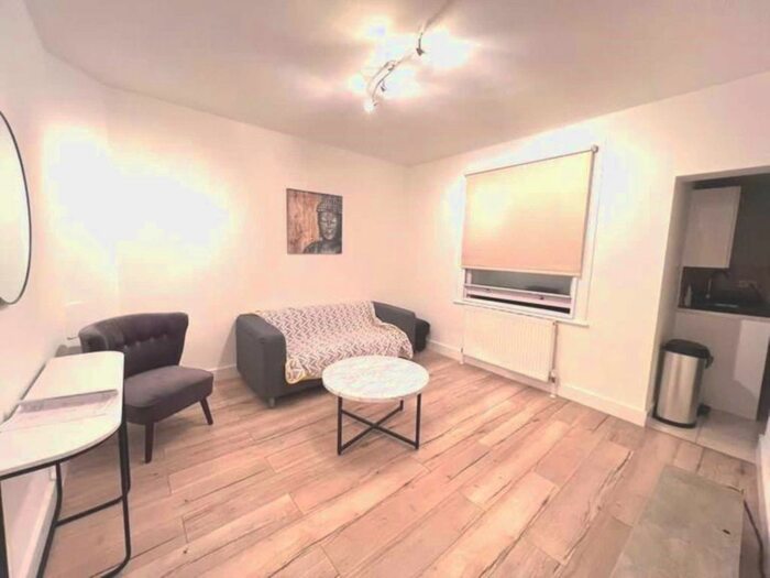 2 Bedroom Flat To Rent In Batoum Gardens, Hammersmith, W6
