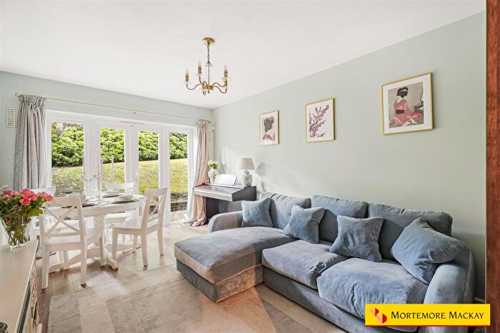 2 Bedroom Flat For Sale In Springbank, London, N21