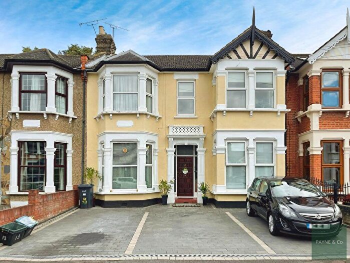 2 Bedroom Flat For Sale In Cavendish Gardens, Ilford, IG1
