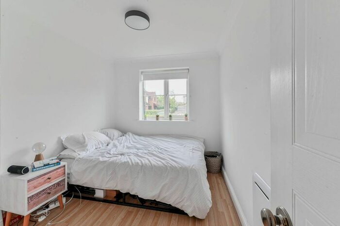 1 Bedroom Flat To Rent In Thurlow Close, Chingford, London, E4