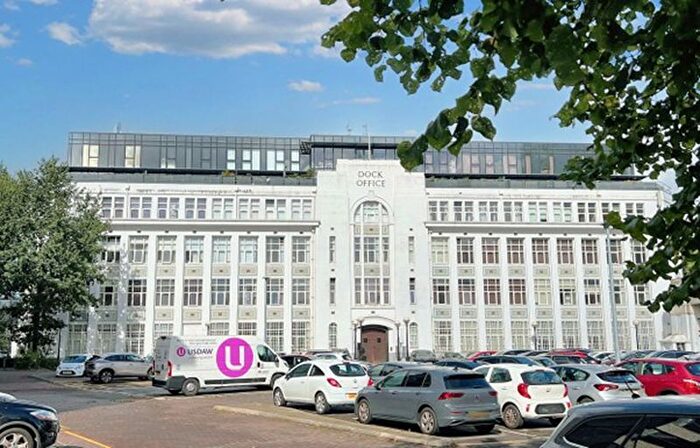 3 Bedroom Flat To Rent In Furness Quay, Salford, M50