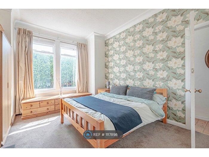 2 Bedroom Flat To Rent In Penwith Road, London, SW18