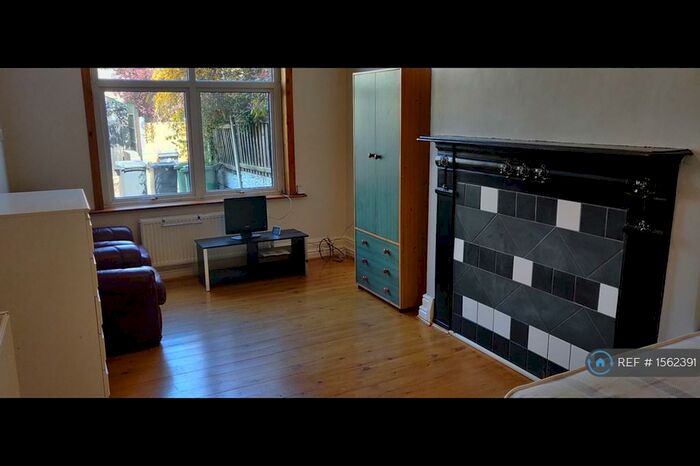 1 Bedroom Flat To Rent In Ingledew Crescent, Leeds, LS8