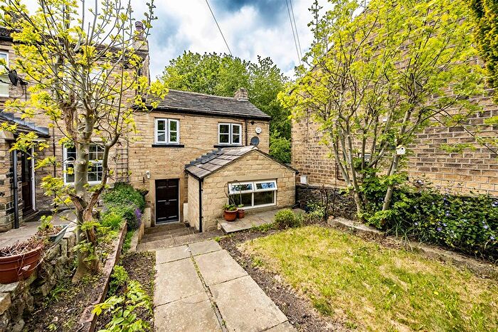 2 Bedroom Semi Detached House For Sale In Almondbury Bank, Huddersfield, HD5