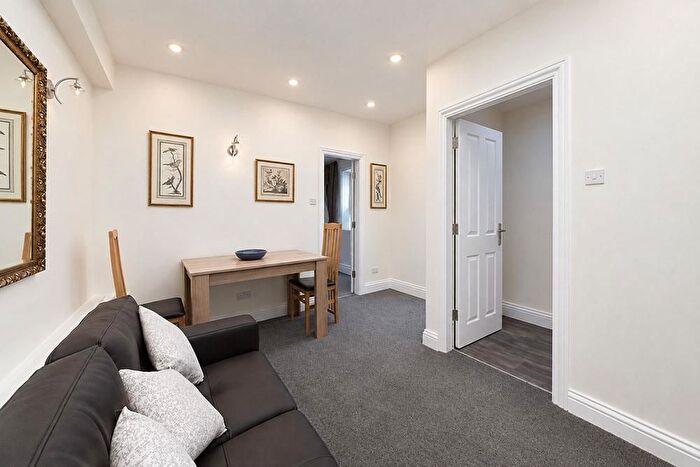 2 Bedroom Flat To Rent In Upper Berkeley Street, Marylebone, London, W1H