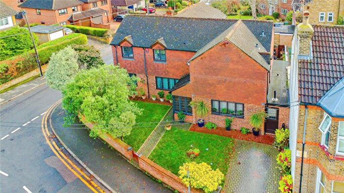 5 Bedroom Link Detached House For Sale In Claremont Road, Hextable, Kent, BR8