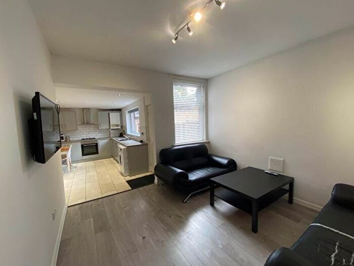 5 Bedroom Semi Detached House To Rent In Derby Grove, Nottingham, NG7