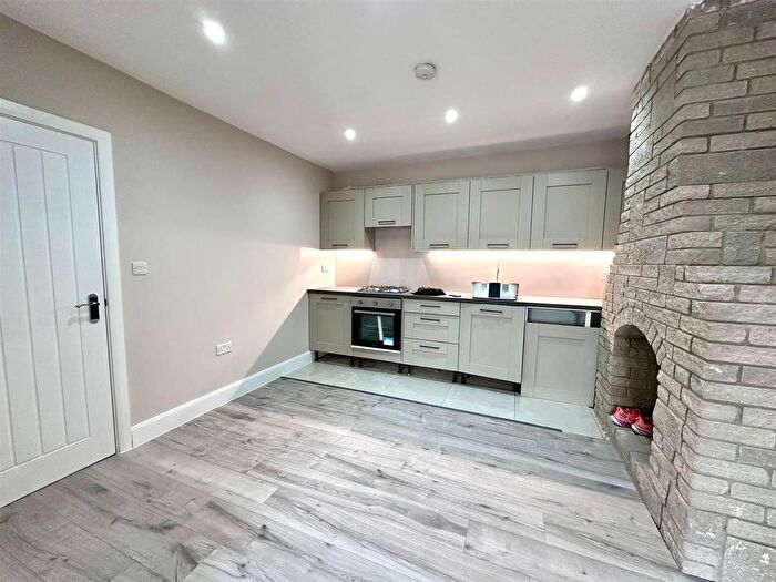 5 Bedroom Property To Rent In Brook Way, Rainham, RM13