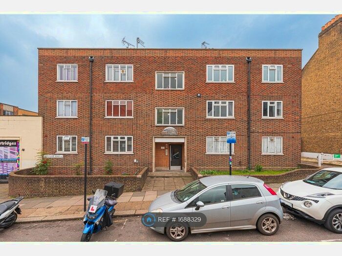 2 Bedroom Flat To Rent In Lavenham Court, London, SW11