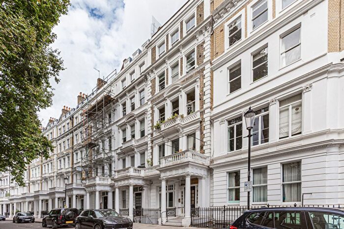 2 Bedroom Flat For Sale In Courtfield Gardens, London, SW5