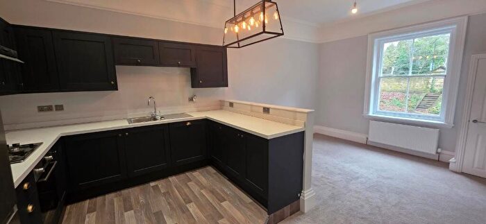 2 Bedroom Apartment To Rent In Gledhow Lane, Leeds, West Yorkshire, LS8