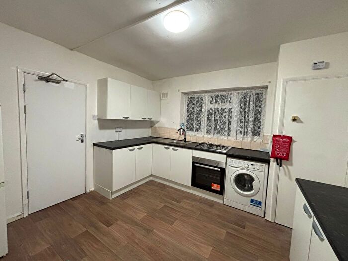 Detached House To Rent In Mungo Park Road, Rainham, RM13