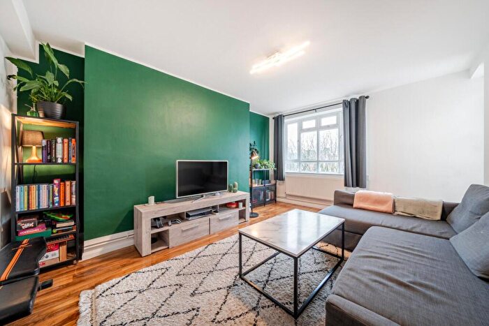 3 Bedroom Flat For Sale In Weir Road, London, SW12