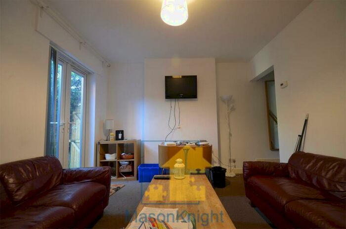 3 Bedroom Terraced House To Rent In Gristhorpe Rd, Selly Oak. -mins Walk To University Of Birmingham, B29