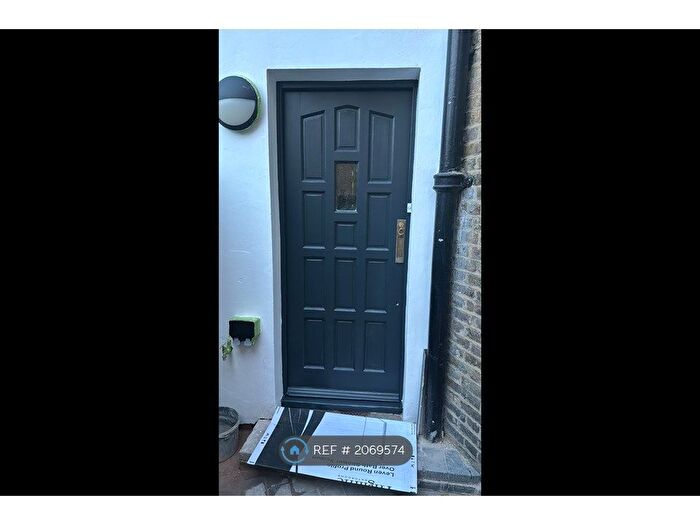 2 Bedroom Flat To Rent In Linden Grove, London, SE26