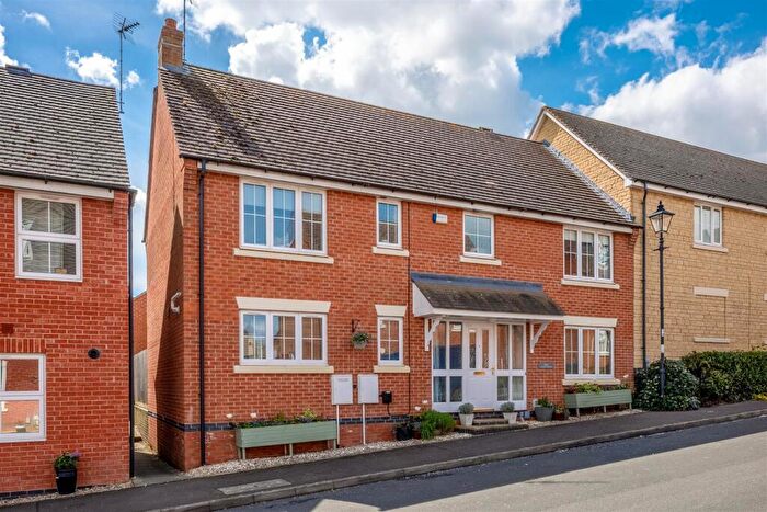 4 Bedroom Link Detached House For Sale In Railway Crescent, Shipston-on-Stour, CV36