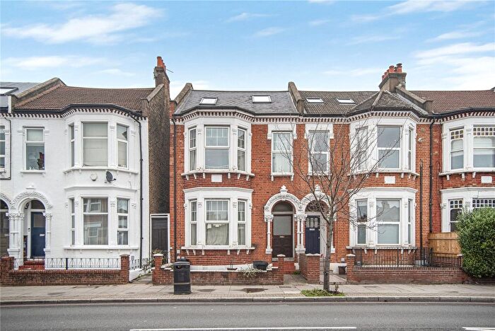 3 Bedroom Flat To Rent In Tooting Bec Road, London, SW17