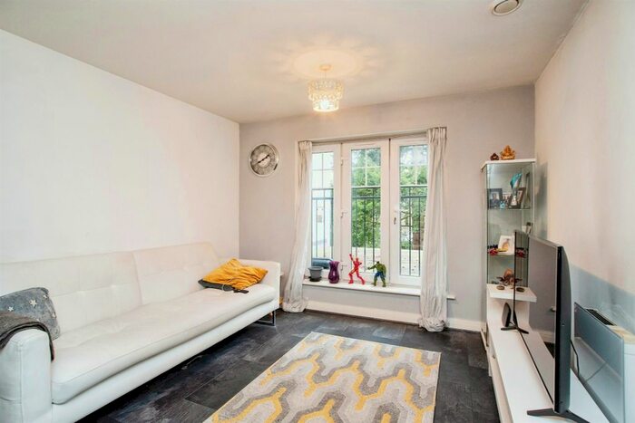 2 Bedroom Flat For Sale In Colnhurst Road, Watford, WD17