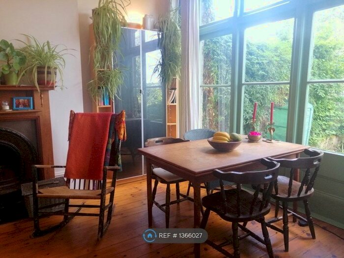 2 Bedroom Flat To Rent In , London, N8