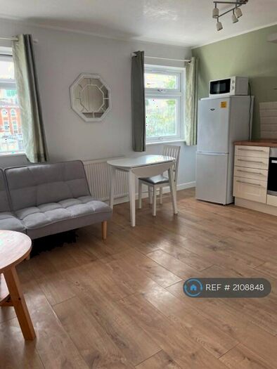 2 Bedroom Maisonette To Rent In Elliman Avenue, Slough, SL2